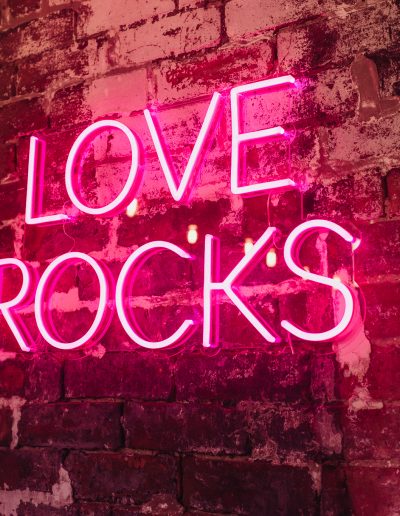 Love Rocks neon